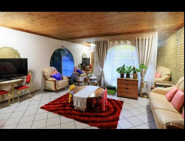 4 BEDROOM HOUSE FOR SALE IN LANGENHOVENPARK